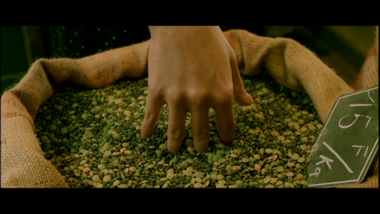 Amélie's fingers in the grain